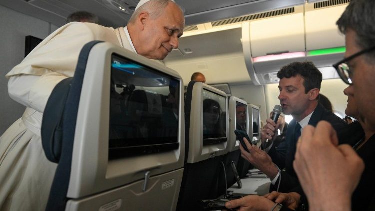 Papa interage com os jornalistas   (@Vatican Media)